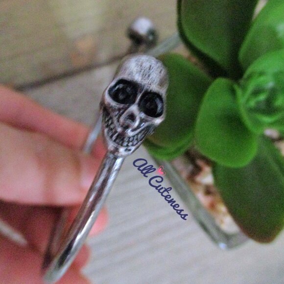 🎀 Edgy Skull Cuff Bracelet - Picture 6 of 7